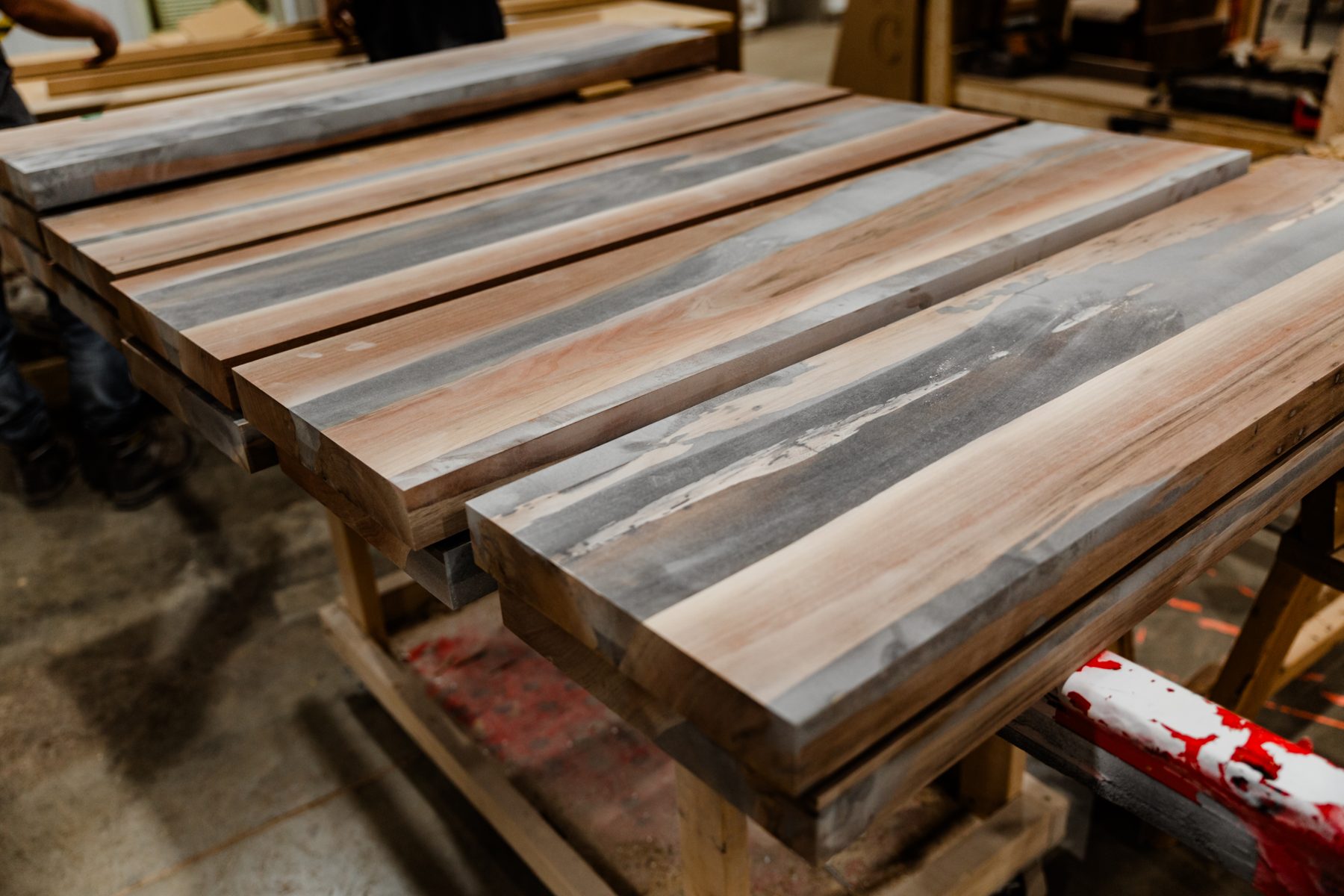 Plateaux de bois massif en attente de finition